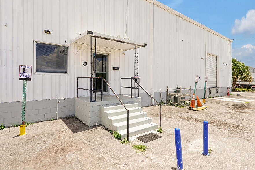 More Photos Of 11435 Rocket Blvd, Orlando Warehouse For Lease