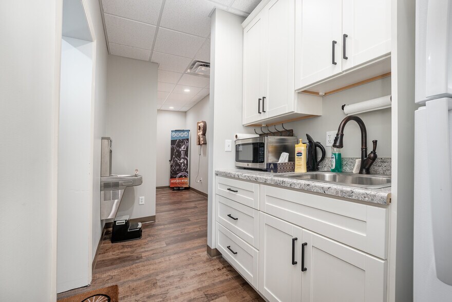 More Photos Of 4456-4460 Bridgetown Rd, Cincinnati Office For Lease