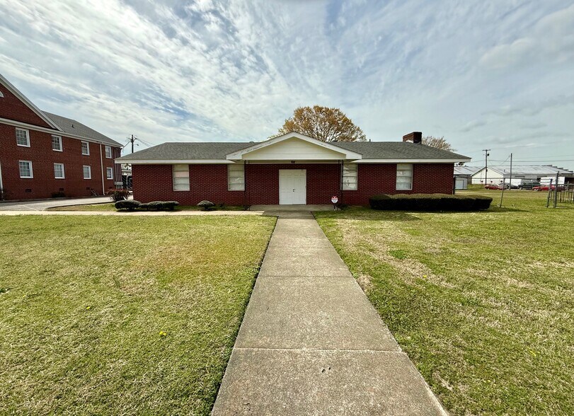 More Photos Of 914 Person St, Fayetteville Religious Facility For Lease
