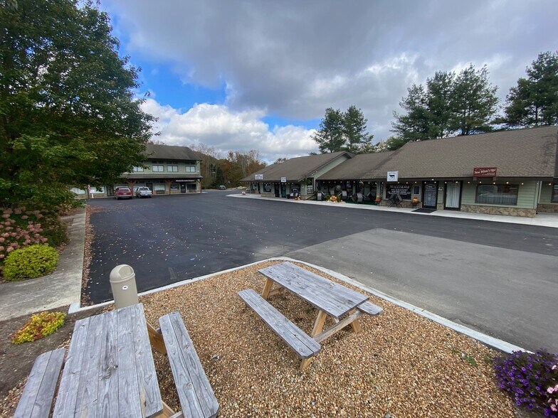More Photos Of 102 High Country Sq, Banner Elk General Retail For Lease