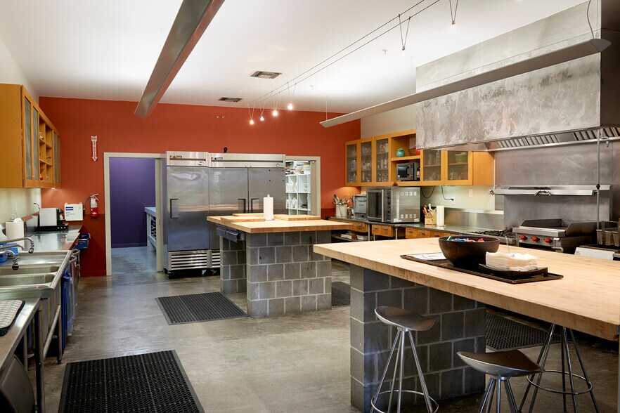 More Photos Of 5226 Elm St, Bellaire Light Distribution For Sale