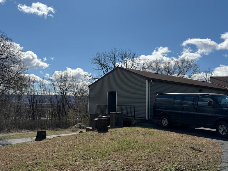 More Photos Of 104 Woodward Hill Rd, Edwardsville Office For Sale