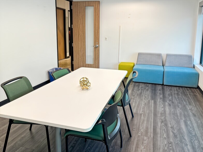 More Photos Of 5113 S Harper Ave, Chicago Coworking Space