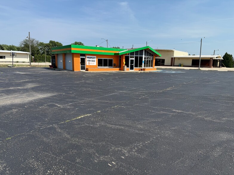 More Photos Of 901 S 7th St, Rochelle Storefront Retail Office For Sale