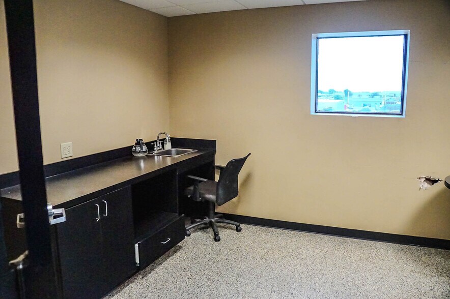 More Photos Of 3015 Fort Worth Hwy, Hudson Oaks Auto Dealership For Lease