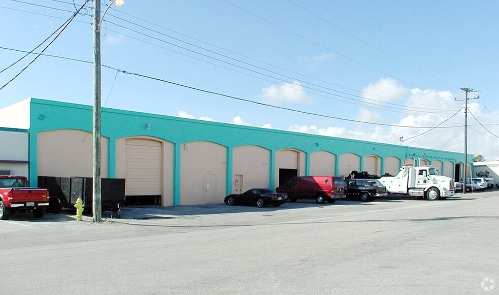 More Photos Of 818-838 NE 40th Ct, Oakland Park Warehouse For Lease