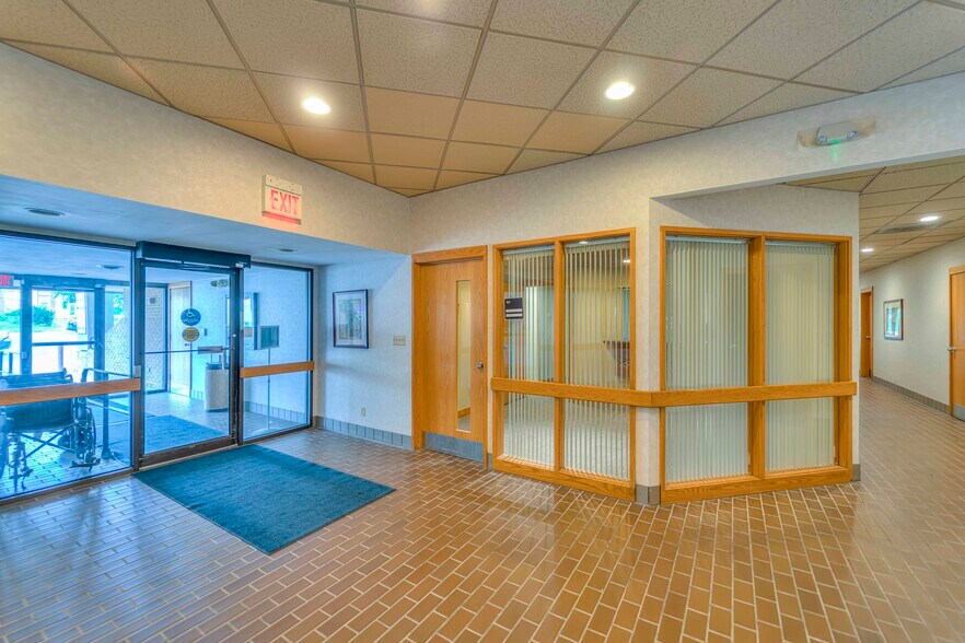 More Photos Of 900 E Michigan Ave, Jackson Office For Lease