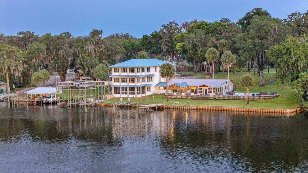 More Photos Of 703 Front St, Welaka Specialty For Sale