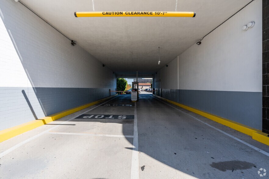 More Photos Of 18345 Ventura Blvd, Tarzana Office For Lease