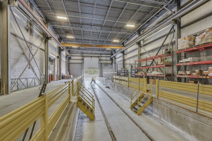 More Photos Of 1 Ceasarstone Dr, Richmond Hill Manufacturing For Sale