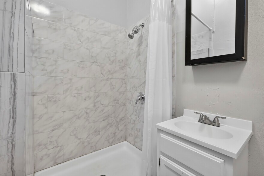 More Photos Of 1978 Bonsallo Ave, Los Angeles Apartments For Sale