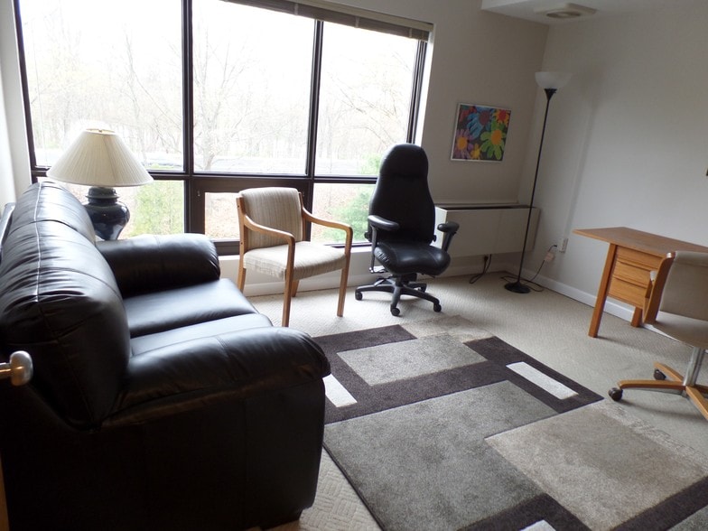 More Photos Of 567 Vauxhall St, Waterford Medical For Sale