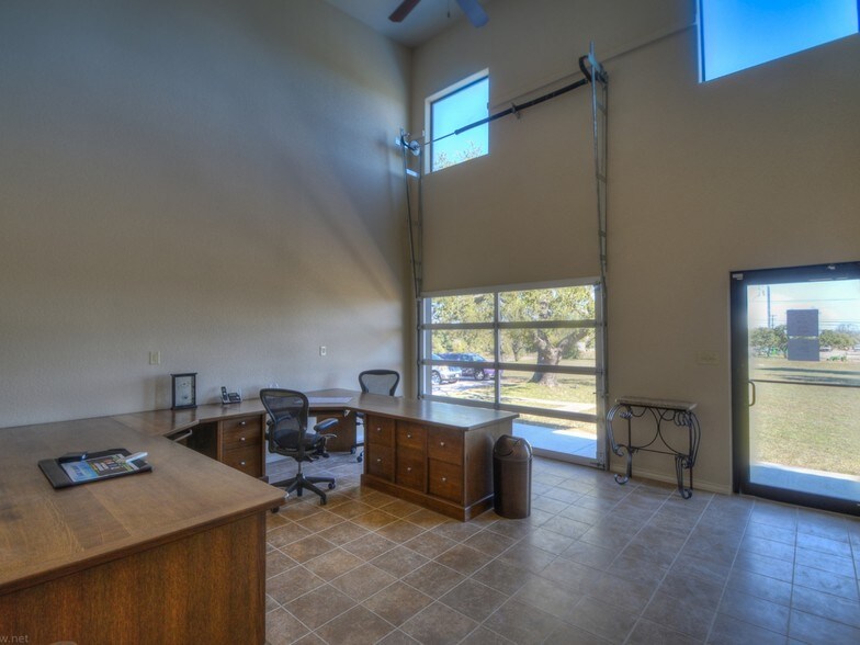 More Photos Of 5526 N US Highway 281, Marble Falls Office For Sale