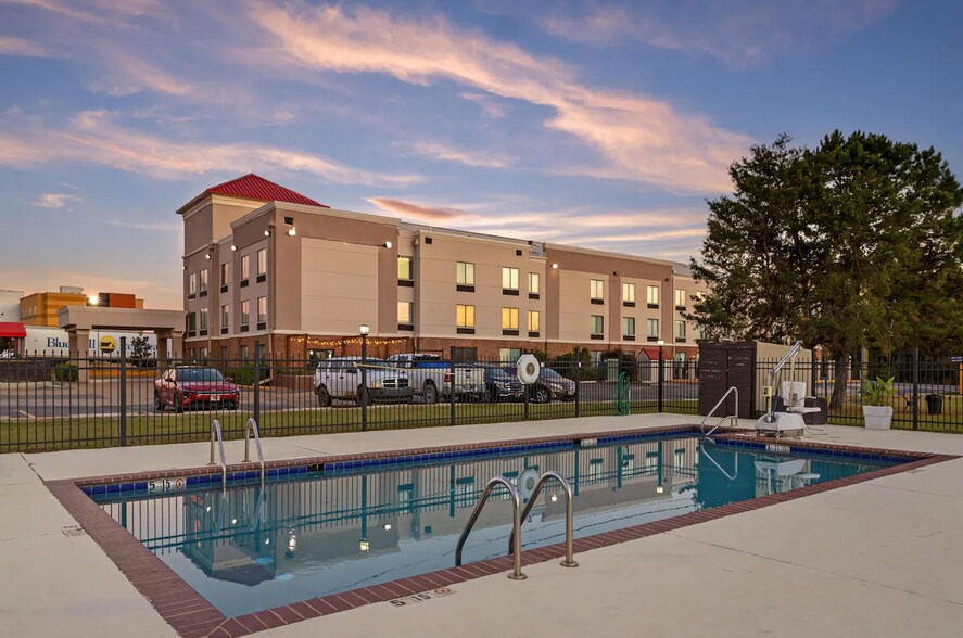 More Photos Of 5131 University Pky, Natchitoches Hotel For Sale
