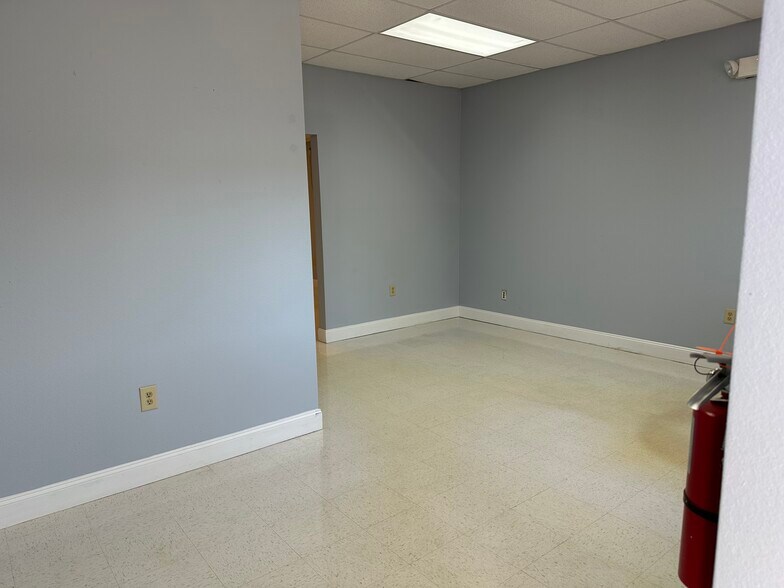 More Photos Of 2164 Platinum Rd, Apopka Light Distribution For Lease