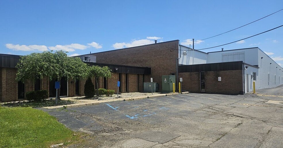 More Photos Of 1700-1704 E Avis Dr, Madison Heights Warehouse For Lease