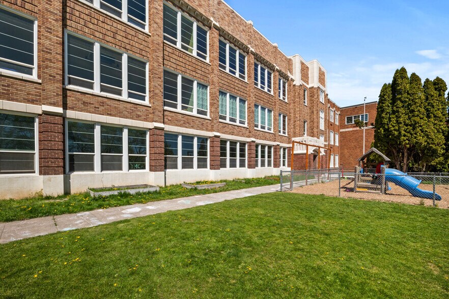 More Photos Of 115 NW State St, Pullman Loft Creative Space For Sale