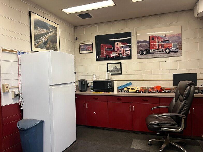 More Photos Of 2224 Northwestern Ave, Racine Warehouse For Sale