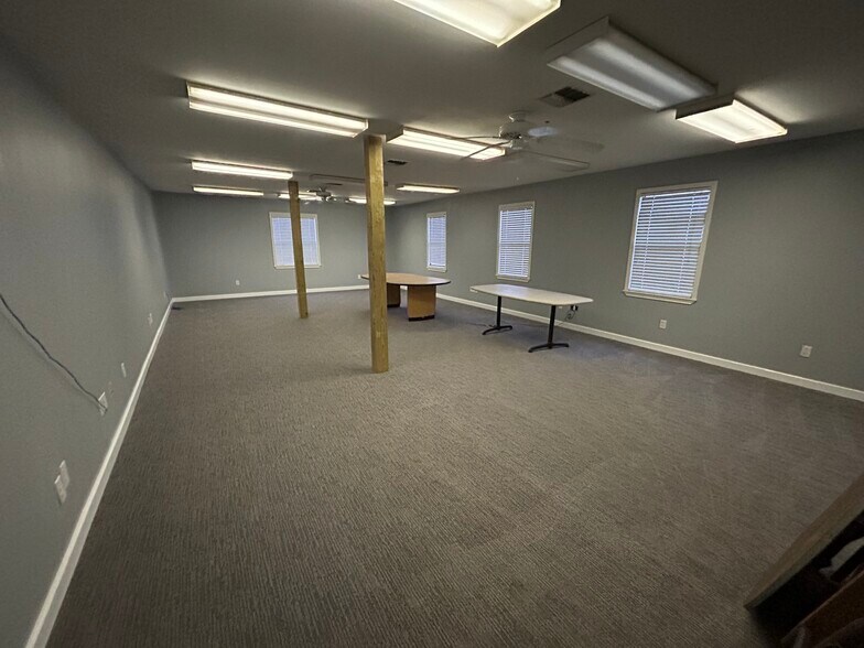 More Photos Of 2003 E US Highway 84, Palestine Office For Sale