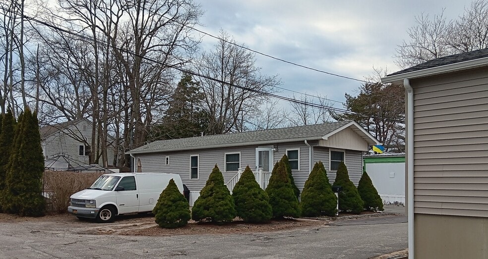 Primary Photo Of 725 E Avenue Ext, Riverhead Manufactured Housing Mobile Home Park For Sale