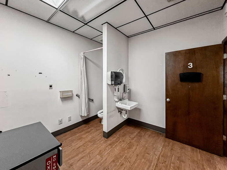 More Photos Of 119 W Lowman St, Mullins Medical For Sale
