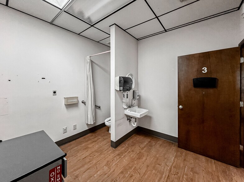 More Photos Of 119 W Lowman St, Mullins Medical For Sale