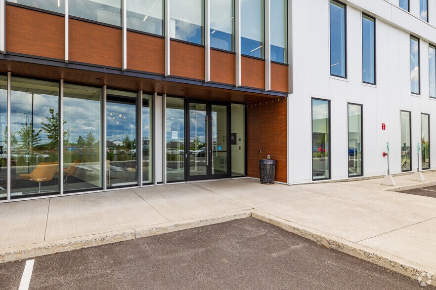 More Photos Of 551 Rue Louis-Blériot, Mascouche Office For Lease