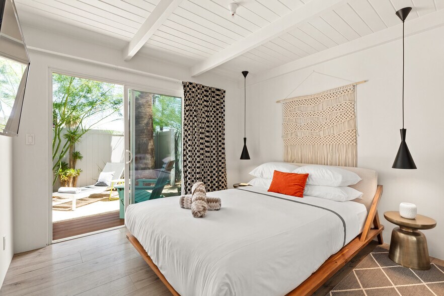 More Photos Of 111 S Via Las Palmas, Palm Springs Hotel For Sale