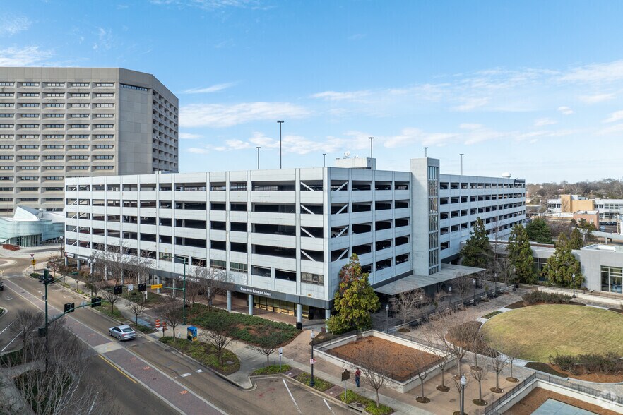 More Photos Of 100 E Capitol St, Jackson Parking Garage For Lease
