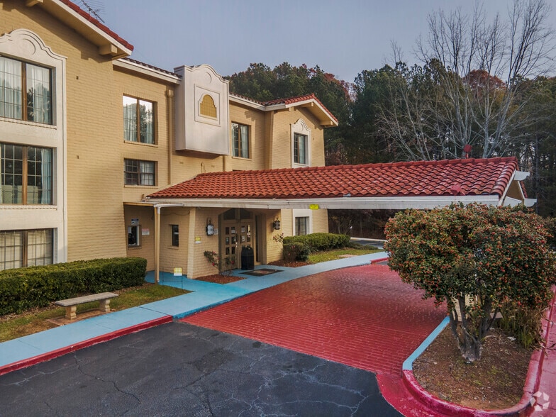 More Photos Of 7377 Six Flags Dr, Austell Hotel For Sale