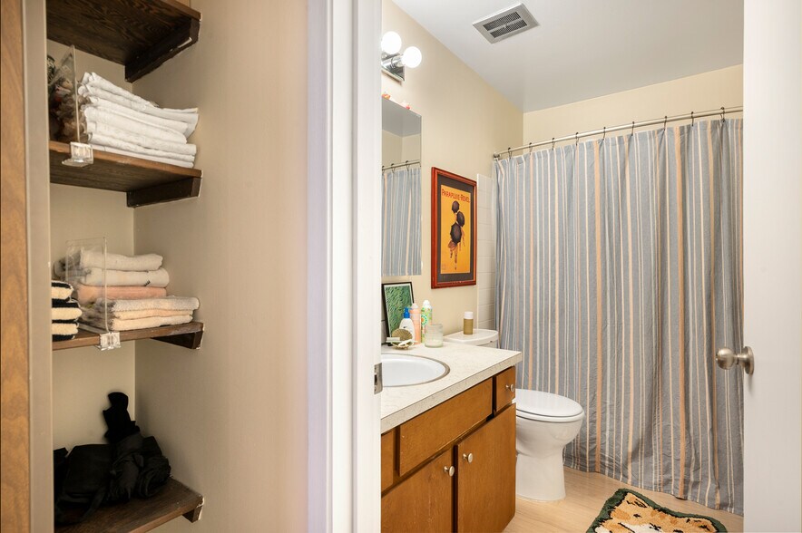More Photos Of 11521 Greenwood Ave N, Seattle Apartments For Sale