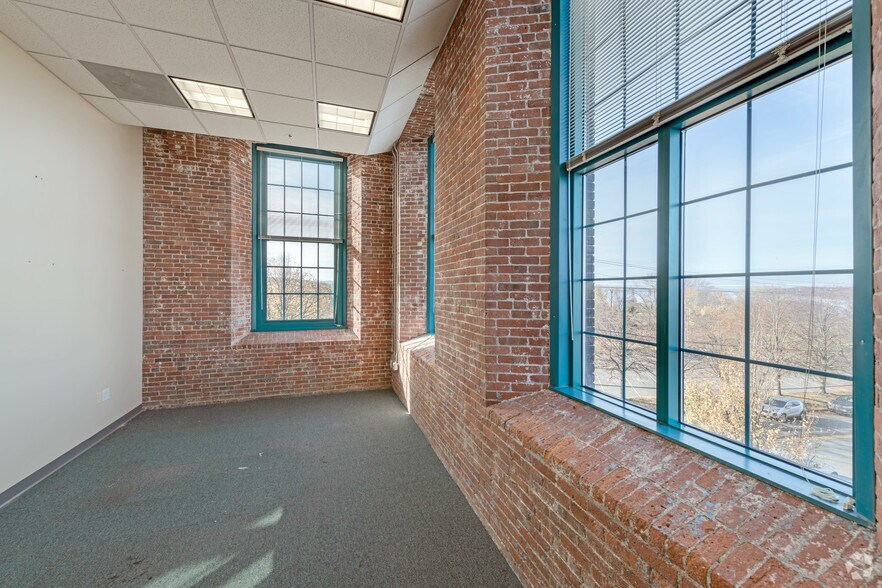 More Photos Of 1082 Davol St, Fall River Apartments For Lease