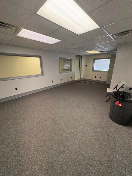 More Photos Of 5513 N Oxford St, Indianapolis Service For Lease