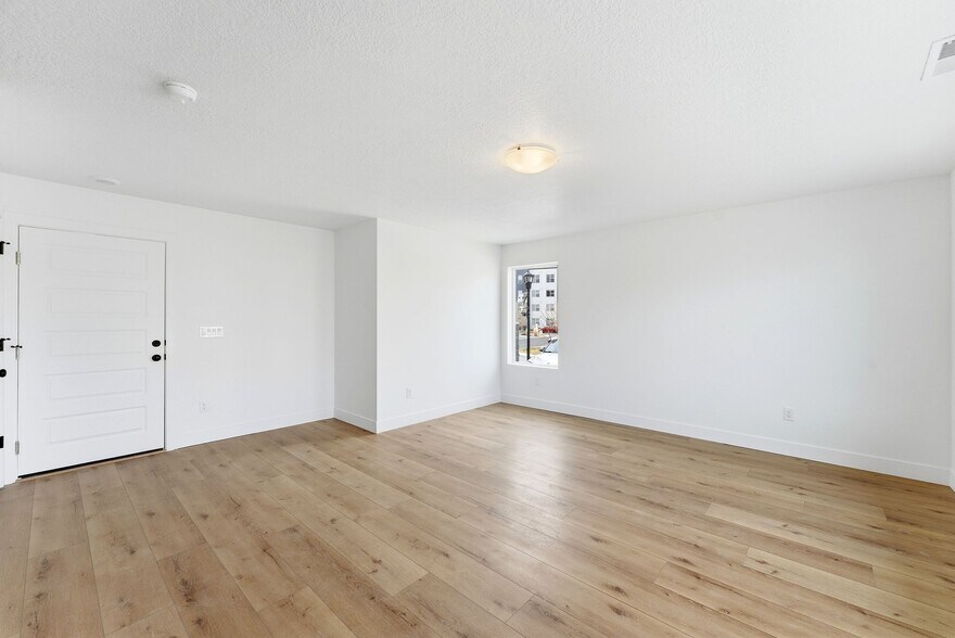 More Photos Of 132-144 E Chambord Ct, Sandy Apartments For Sale