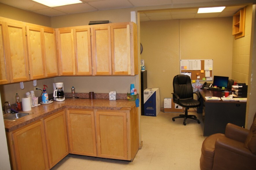 More Photos Of 1301 East Ave, Carrizo Springs Warehouse For Lease