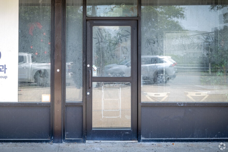 More Photos Of 22102-22150 Horace Harding Expy, Oakland Gardens Storefront For Lease