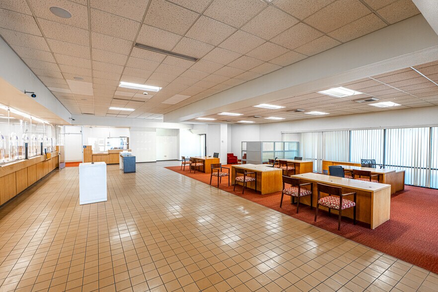 More Photos Of 2495 Lakeshore Dr, Lake Elsinore Bank For Sale