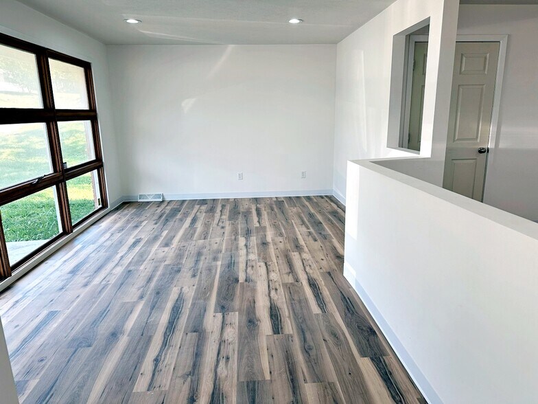 More Photos Of 3843 Harrison St, Bellevue Office For Sale