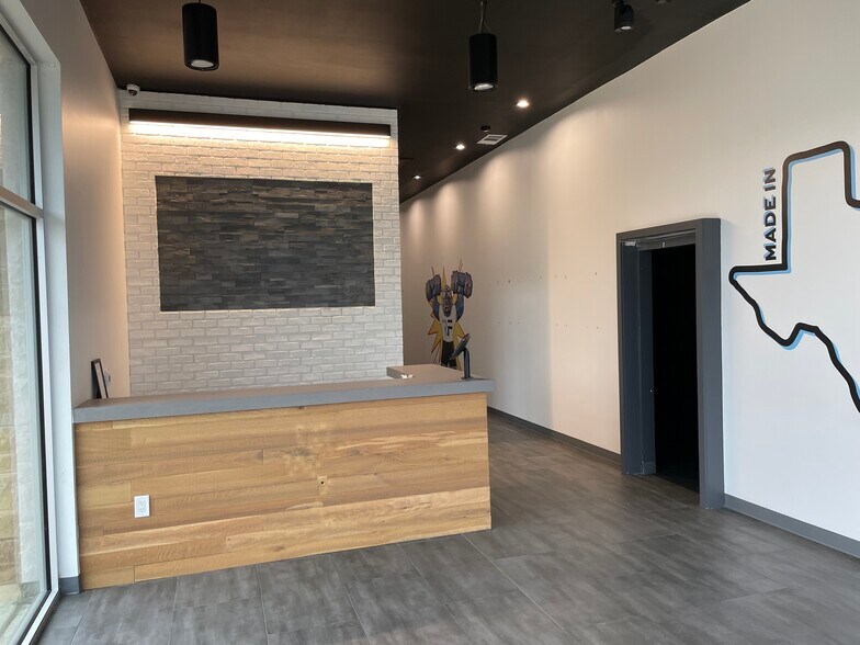 More Photos Of 861 N Tarrant Pky, Keller Storefront Retail Office For Lease