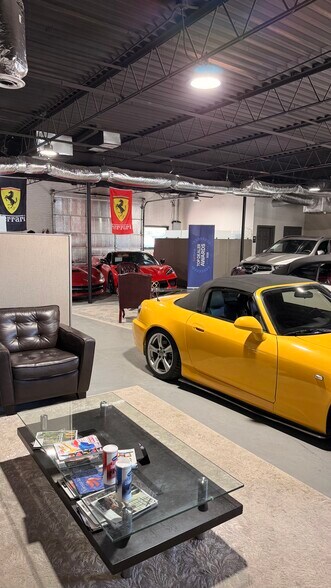 More Photos Of 11061 Shady Trl, Dallas Showroom For Lease