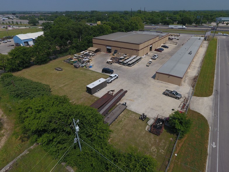More Photos Of 1971 N I-35, San Marcos Warehouse For Lease