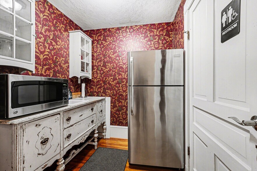 More Photos Of 106 W Moore Ave, Mooresville Loft Creative Space For Lease