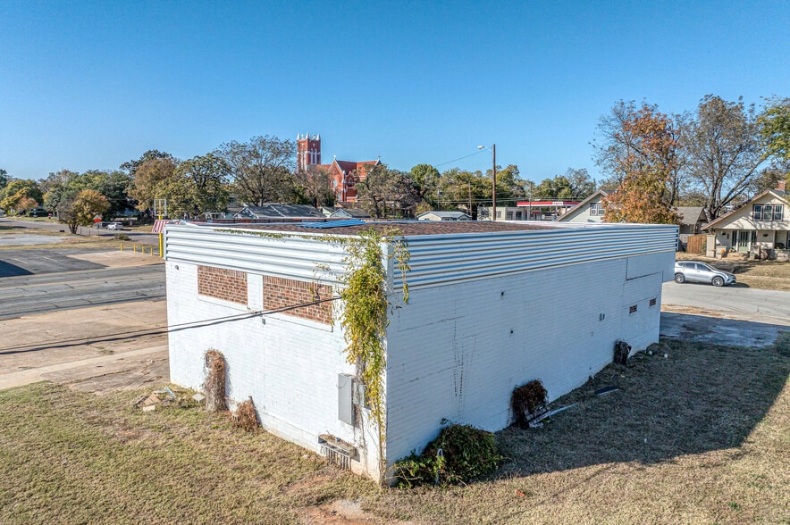 More Photos Of 212 N Austin Ave, Denison Bank For Sale