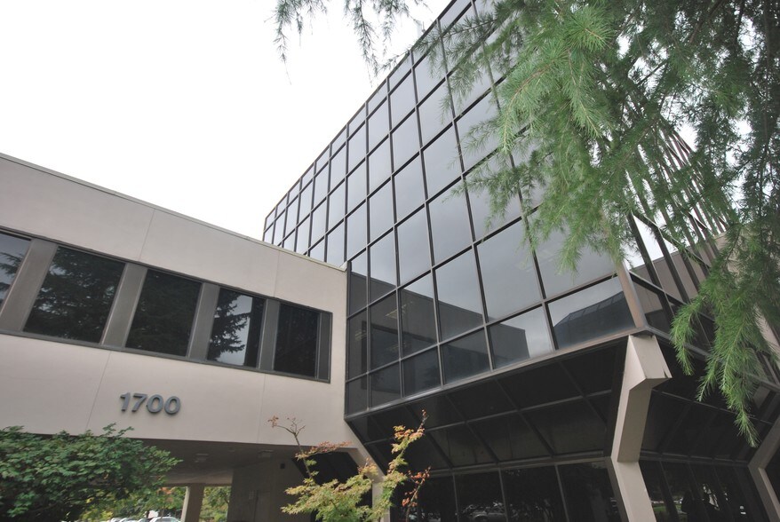 More Photos Of 1700 Valley River Dr, Eugene Office For Lease