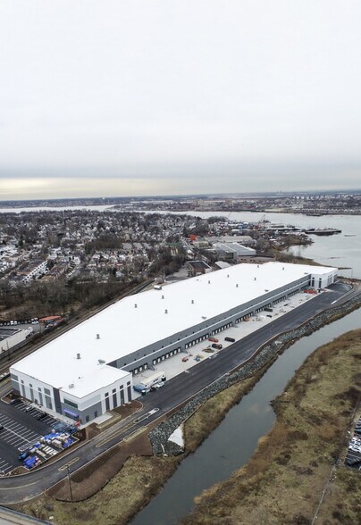 More Photos Of 1 Nassau Pl, Staten Island Warehouse For Lease