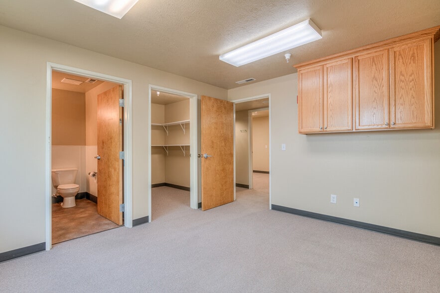 More Photos Of 62958 NE Layton Ave, Bend Light Manufacturing For Sale