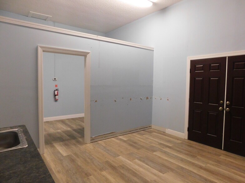 More Photos Of 5070 Industry Dr, Melbourne Manufacturing For Sale