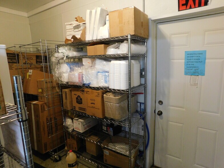 More Photos Of 606 N Jefferson St, Silver Lake General Retail For Sale