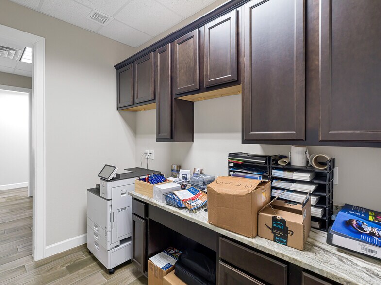 More Photos Of 633 E Fernhurst Dr, Katy Medical For Sale