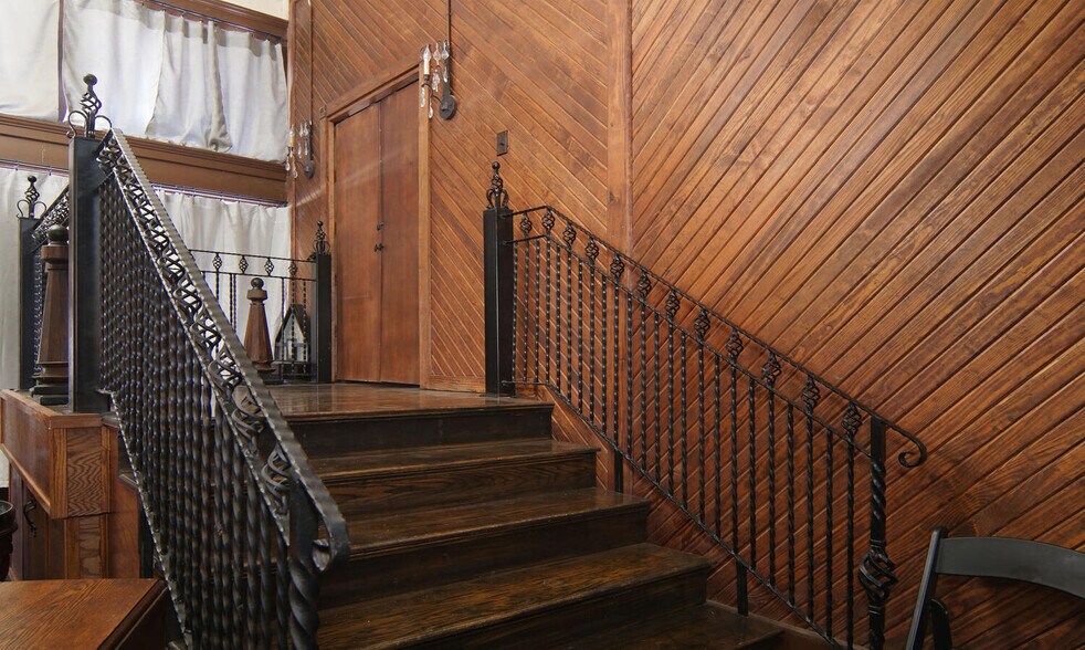 More Photos Of 120 N Austin St, Comanche Bar For Sale